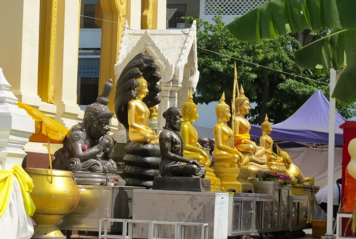 Buda e outras divindades em Chinatown, Bangkok, Tailândia Budas na entrada do templo, em Chinatown, Bangkok, Tailândia