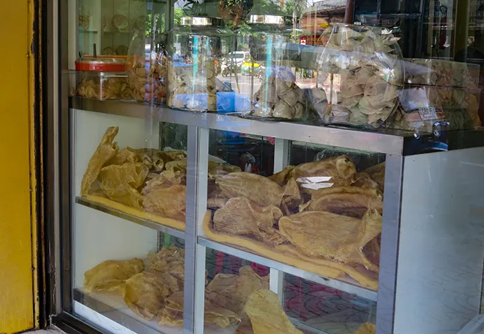 Barbatana de tubarão à venda, em Chinatown, Bangkok, Tailândia Barbatanas de tubarão em Bangcoc, Tailândia