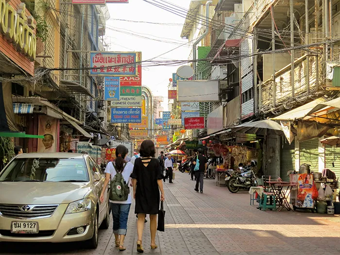 As ruas de Chinatown em Bangkok, Tailândia As ruas