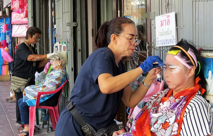 Depilação em Chinatown, Bangkok, Tailândia Chinatown, Bangkok, Tailândia