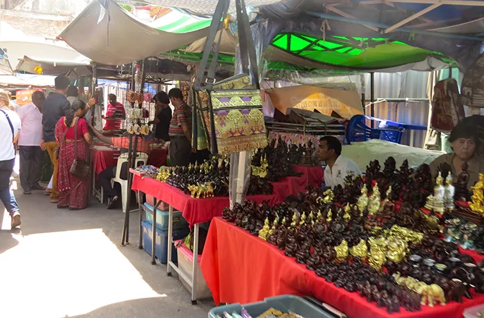 venda de lembrancinhas em Chinatown, Bangkok, Tailândia Lojas de lembrancinhas ao redor do tempo, em Chinatown, Bangkok, Tailândia