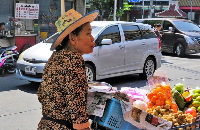 Vendedora de frutas em Chinatown, Bangkok, Tailândia Chinatown, Bangkok, Tailândia