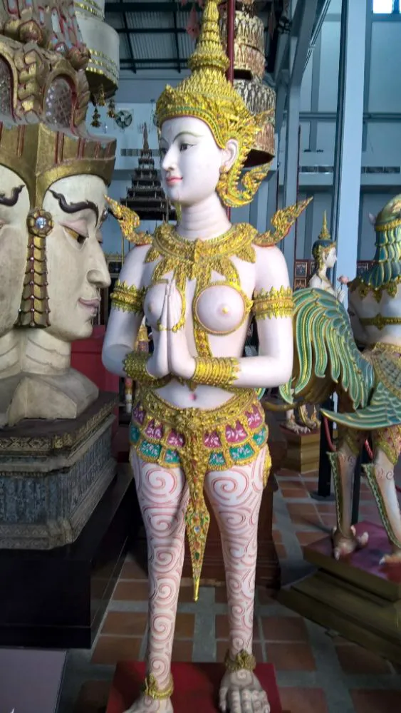 Kinnaree – metade mulher e metade pássaro, no Museu Nacional de Bangkok, Tailândia