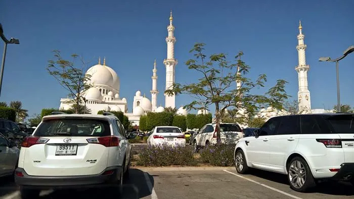 Estacionamento da Mesquita Sheikh Zayed, em Abu Dhabi, Emirados Árabes estacionamento da Mesquita Sheikh Zayed, Emirados Árabes