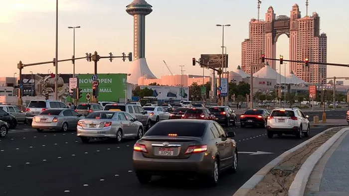 Trânsito em Abu Dhabi, Emirados Árabes Trânsito