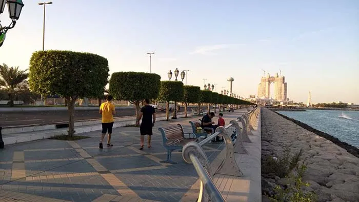 O calçadão em Abu Dhabi, Emirados Árabes O calçadão em Abu Dhabi, Emirados Árabes