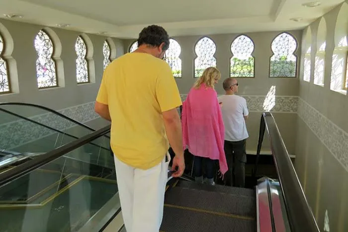 João Miguel desce as escadas da Mesquita Sheikh Zayed, em Abu Dhabi, Emirados Árabes João Miguel desce as escadas da Mesquita Sheikh Zayed, Emirados Árabes