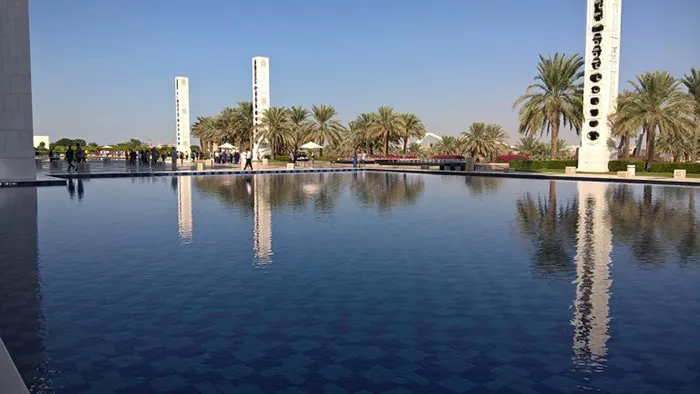O espelho d'água na Mesquita Sheikh Zayed, em Abu Dhabi, Emirados Árabes O espelho d'água na Mesquita Sheikh Zayed, Emirados Árabes