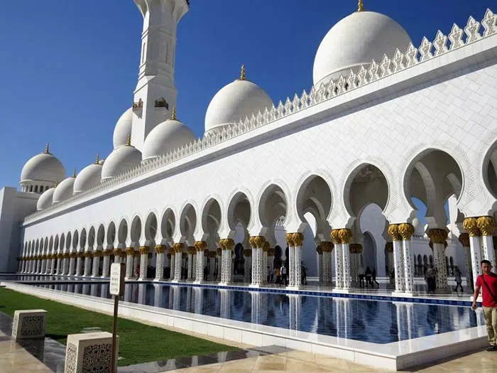 O espelho d'água na Mesquita Sheikh Zayed, em Abu Dhabi, Emirados Árabes O espelho d'água na Mesquita Sheikh Zayed, Emirados Árabes