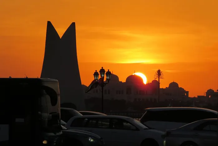 Pôr do sol em Abu Dhabi, Emirados Árabes Pôr do sol em Abu Dhabi, Emirados Árabes