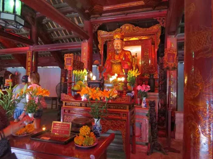 Altar de Confúncio no Templo da Literatura, em Hanói, Vietnam altar de Confúncio