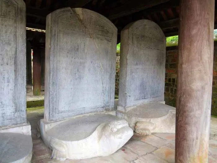 as tartarugas e a lista de antigos acadêmicos, no Templo da Literatura, em Hanói, Vietnam Tartarugas