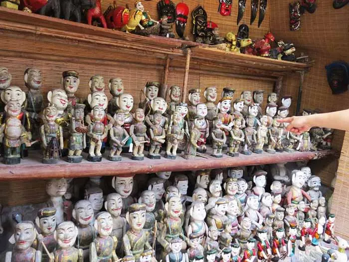 Bonecos à venda, no Templo da Literatura, em Hanói, Vietnam Bonecos vietnamitas