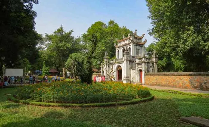 Uma fila se forma em frente ao Templo da Literatura, em Hanói, Vietnam Templo da Literatura, em Hanói, Vietnam