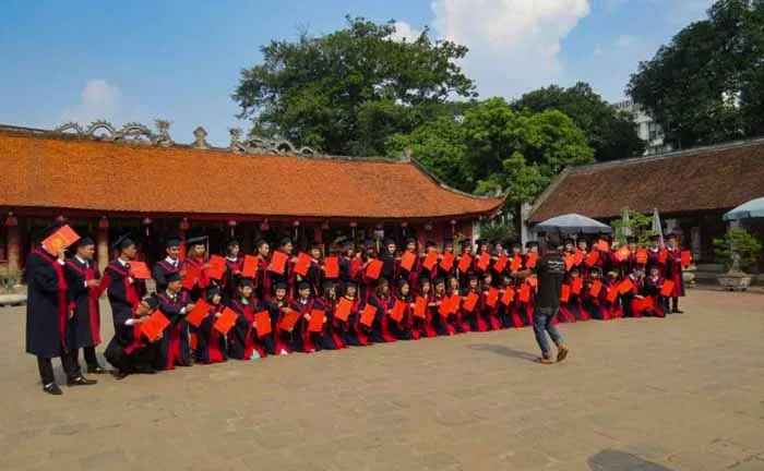 Estudantes sob um sol escaldante, posam no Templo da Literatura, em Hanói, Vietnam Estudantes posando sob um sol de 38 graus, no complexo