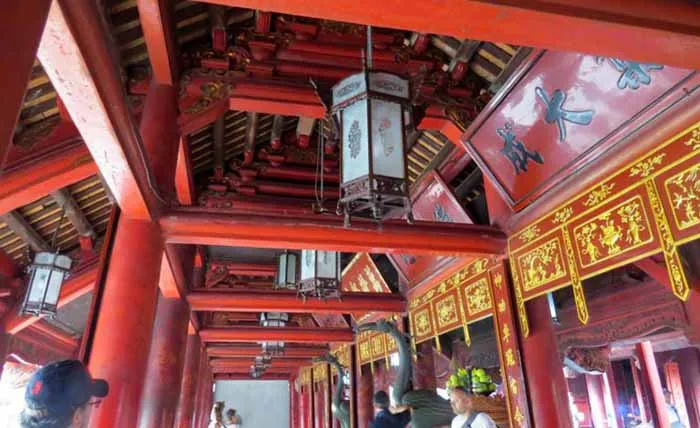 Características chinesas no Templo da Literatura, em Hanói, Vietnam templo vermelho