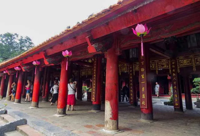 O Templo da Literatura, em Hanói, Vietnam templo vermelho