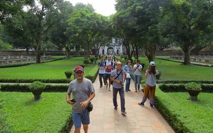 Visitantes no Templo da Literatura, em Hanói, Vietnam entrada do Templo da Literatura, em Hanói, Vietnam