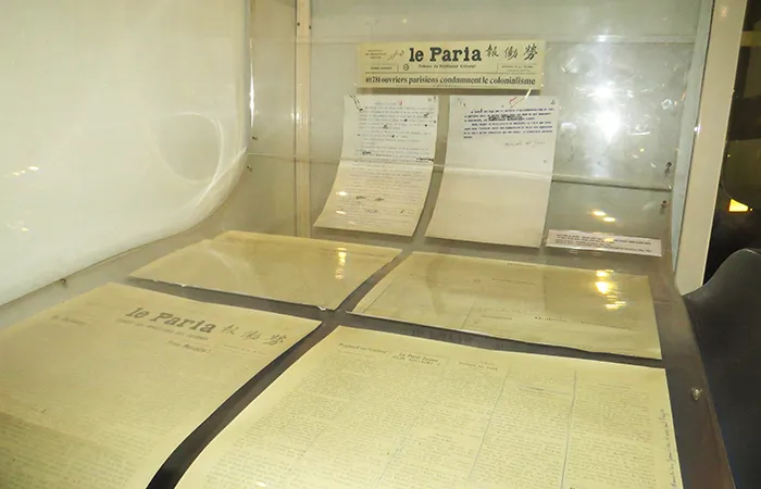 Jornais antigos no Museu Ho Chi Minh, em Ho Chi Minh, Vietnam Jornais no Museu