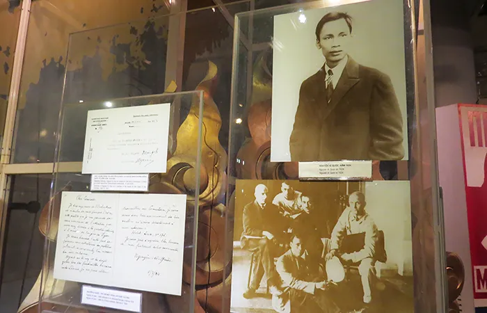 Foto do jovem Ho Chi Minh, no Museu Ho Chi Minh, em Ho Chi Minh, Vietnam Ho Chi Minh, quando ainda era Nguyen Tat Thanh, num congresso comunista