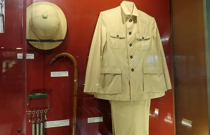 Roupa e adereços que Ho Chi Minh costumava usar, em exposição no Museu Ho Chi Minh, em Ho Chi Minh, Vietnam roupa do vietnamita