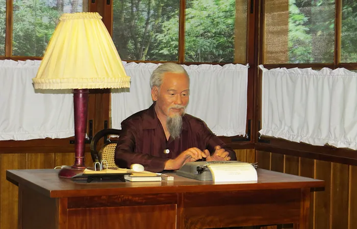 Imagem de Ho Chi Minh em seu escritório, no Museu Ho Chi Minh, em Ho Chi Minh, Vietnam O herói vietnamita em seu escritório
