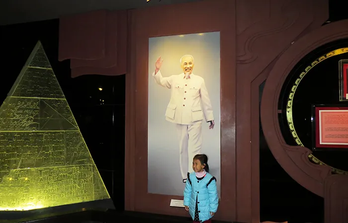 Garota posa com o herói vietnamita e uma pirâmide, no Museu Ho Chi Minh, em Ho Chi Minh, Vietnam MUSEU HO CHI MINH EM HANOI 35
