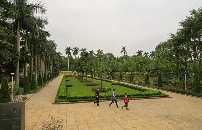 A área verde do Museu Ho Chi Minh, em Ho Chi Minh, Vietnam A área verde do Museu Ho Chi Minh