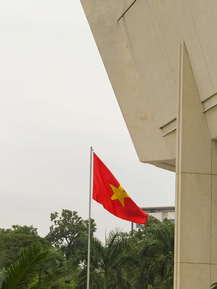 Bandeir do Vietnam na porta no Museu Ho Chi Minh, em Ho Chi Minh, Vietnam Bandeira do Vietnam