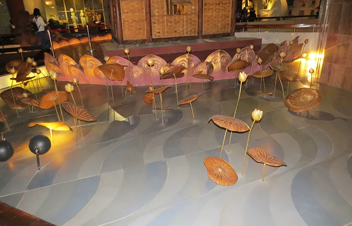 Um jardim de flor de lótus, no Museu Ho Chi Minh, em Ho Chi Minh, Vietnam Museu Ho Chi Minh