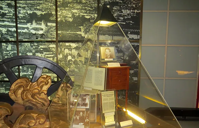 Pirâmide no Museu Ho Chi Minh, em Ho Chi Minh, Vietnam Pirâmide no Museu Ho Chi Minh