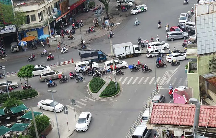 O trânsito visto da janela do Alagon City Hotel, em Ho Chi Minh, Vietnam O trânsito da cidade, visto da janela do Alagon City Hotel, em Ho Chi Minh, Vietnam