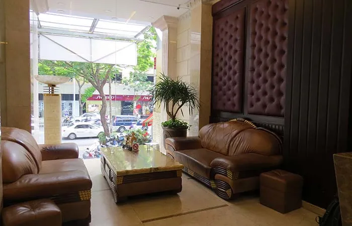 Sofás na recepção do Alagon City Hotel, em Ho Chi Minh, Vietnam sofás do hotel