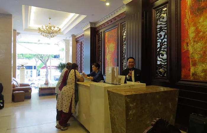 Gerente na recepção do Alagon City Hotel, em Ho Chi Minh, Vietnam A recepção do hotel