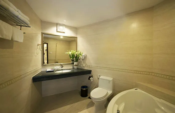 O banheiro do Alagon City Hotel, em Ho Chi Minh, Vietnam O banheiro do hotel