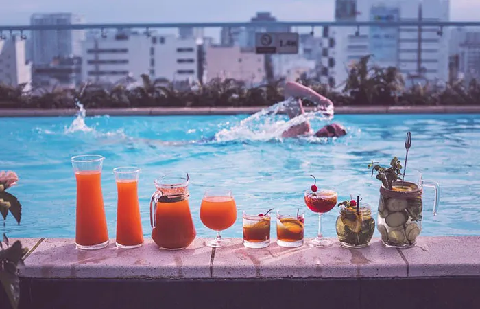 Ucos, bebida e piscina, no Alagon City, em Ho Chi Minh, Vietnam A piscina do Alagon City