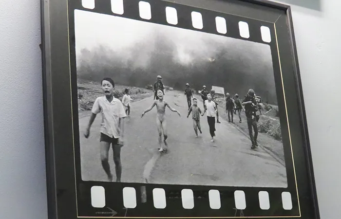 Foto da menininha vietnamita famosa no mundo inteiro Foto famosa no Museu dos Vestígios de Guerra, em Ho Chi Minh, Vietnam