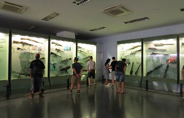 visitantes no Museu dos Vestígios de Guerra, em Ho Chi Minh, Vietnam visitantes