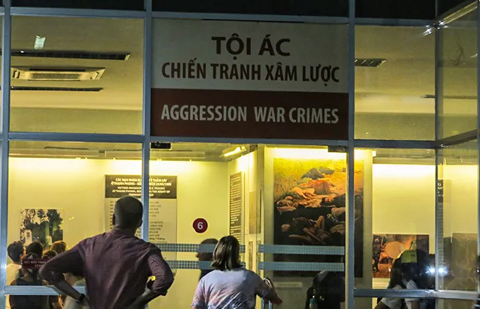 visitantes no Museu dos Vestígios de Guerra, em Ho Chi Minh, Vietnam Agressões na guerra