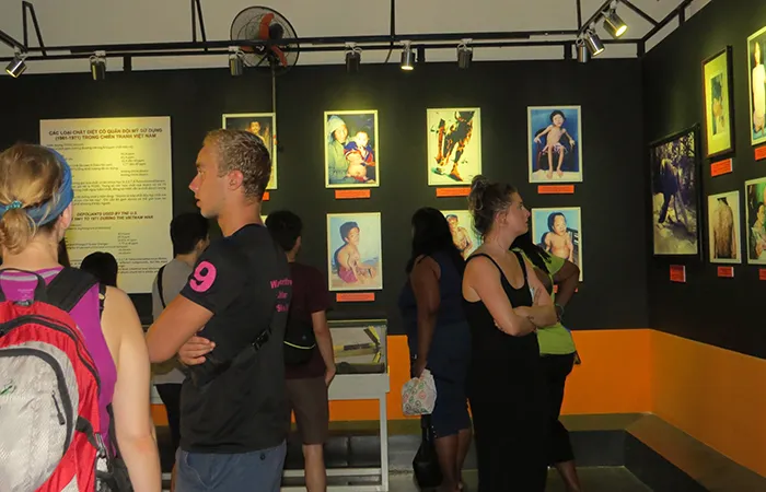 Fotos de homens, mulheres e crianças deformadas pelo agente laranja, no Museu dos Vestígios de Guerra, em Ho Chi Minh, Vietnam vítimas do agente laranja
