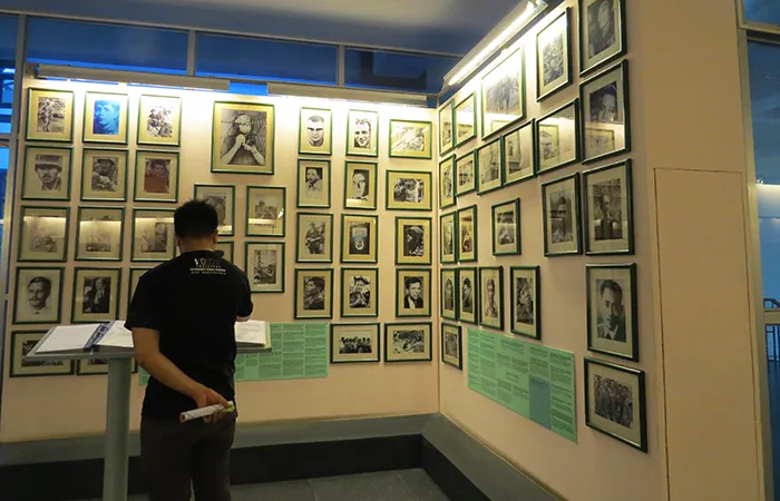 Visitante olha fotos de vítimas de guerra no Museu dos Vestígios de Guerra, em Ho Chi Minh, Vietnam vítimas da guerra do Vietnam