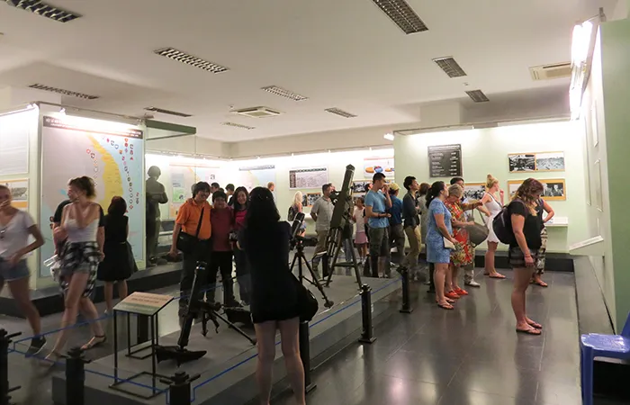 Sala cheia de visitantes, no Museu dos Vestígios de Guerra, em Ho Chi Minh, Vietnam visitantes no Museu dos Vestígios de Guerra, em Ho Chi Minh, Vietnam