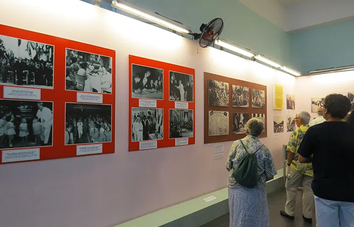 Visitantes no Museu dos Vestígios de Guerra, em Ho Chi Minh, Vietnam Visitantes no Museu dos Vestígios de Guerra