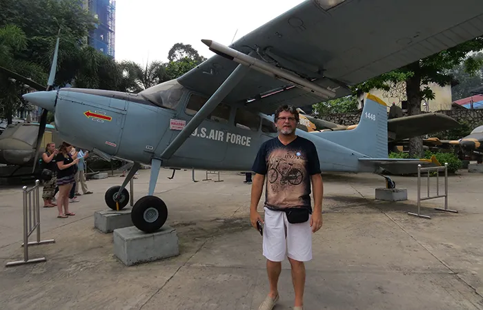 João Miguel no Museu dos Vestígios de Guerra, em Ho Chi Minh, Vietnam Museu dos Vestígios de Guerra - aviões