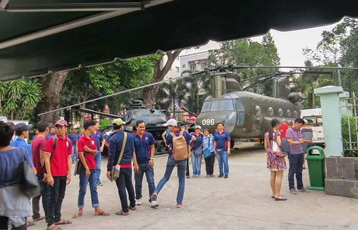 Estudantes visitam o Museu dos Vestígios de Guerra, em Ho Chi Minh, Vietnam Estudantes são visitas constantes ao Museu dos Vestígios de Guerra