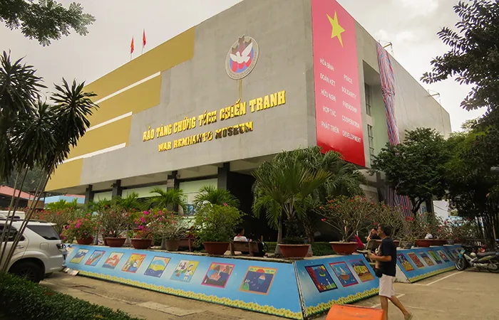 Entrada do Museu dos Vestígios de Guerra, em Ho Chi Minh, Vietnam Entrada do Museu dos Vestígios de Guerra