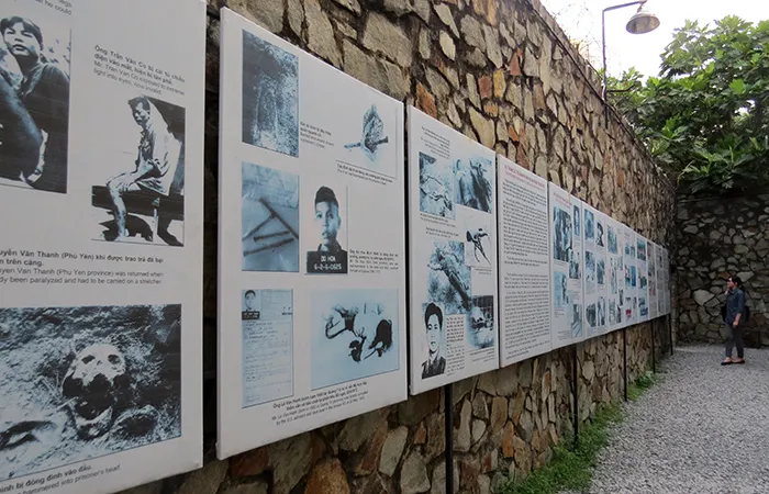 Paredes com fotos no Museu dos Vestígios de Guerra, em Ho Chi Minh, Vietnam Museu dos Vestígios de Guerra - paredes com fotos