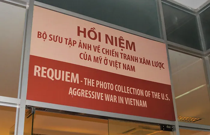 Placa na porta do Museu dos Vestígios de Guerra, em Ho Chi Minh, Vietnam a placa de uma das portas do Museu dos Vestígios de Guerra