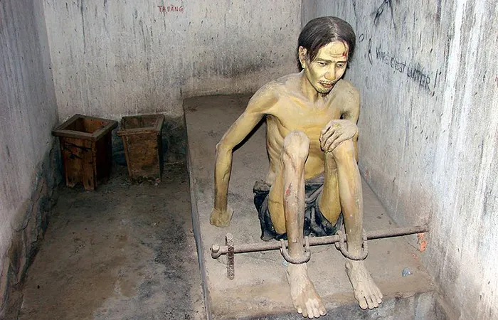 Simulação de prisioneiro na cela, no Museu dos Vestígios de Guerra, em Ho Chi Minh, Vietnam prisioneiro na cela, do Museu dos Vestígios de Guerra