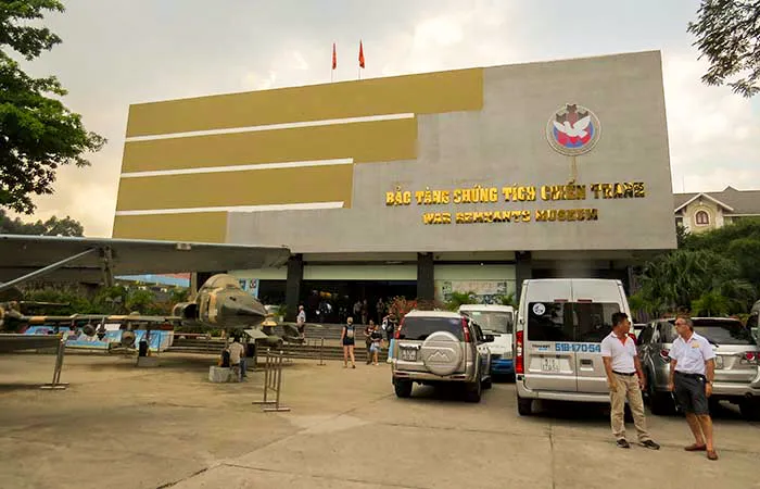 Fachada do Museu dos Vestígios de Guerra, em Ho Chi Minh, Vietnam Museu dos Vestígios de Guerra